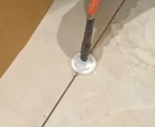 庐江瓷砖空鼓维修公司专业解答瓷砖在铺贴过程中，如果没有涂抹均匀到位的粘结材料（如水泥砂浆或瓷砖胶），可能会导致以下问题